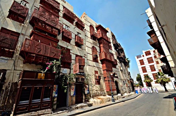 شكّلتْ الأساس الأول للنسيج الاجتماعي الجدّاوي 536 بيتا وعائلة في ( جدة ) وراء السور القديم :فنون وتجارة وعلوم ومعارف