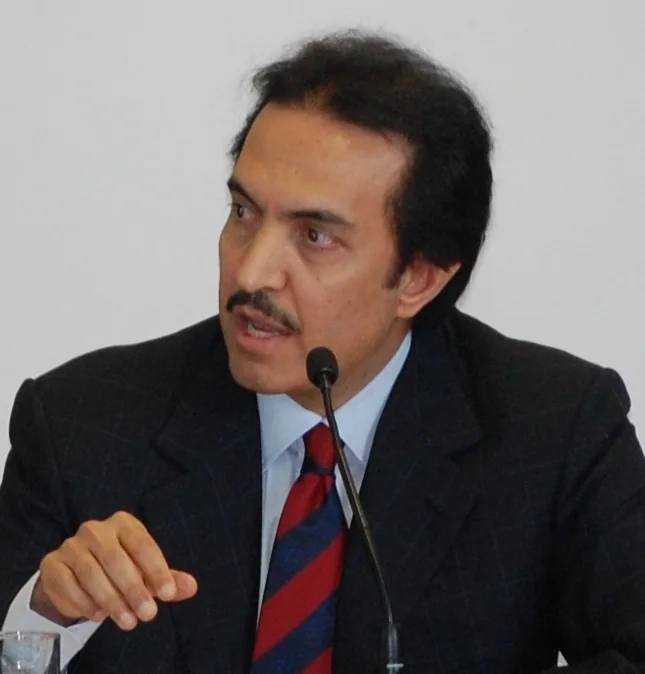 انطلق للدراسة والعمل من الجوف ثم إلى بريطانيا و أمريكا و سويسرا .. نايف الروضان فيلسوف سعودي باحث في الجيوستراتيجية وصنف ضمن أكثر 30 شخصية طبية تأثيرا في العالم