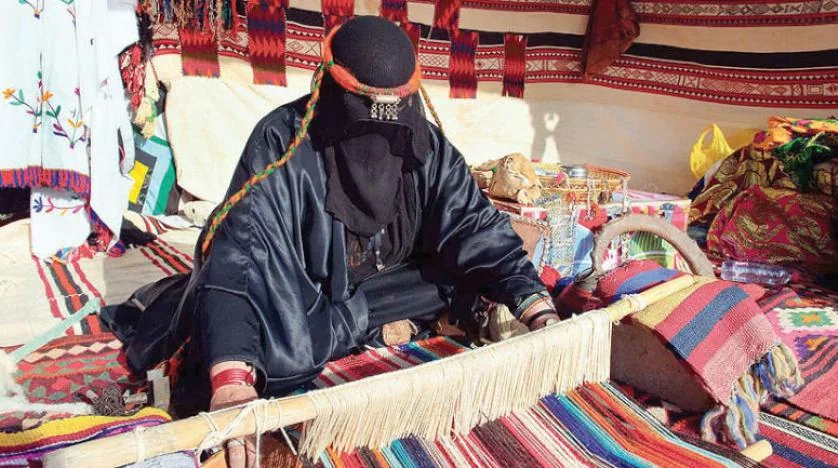 سُجّل في اليونسكو واستخدم شعارا لقمة مجموعة العشرين بالرياض .. المرأة السعودية حينما تبرع في فن " حياكة السدو " وتطريز الوبر والصوف