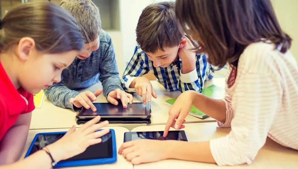 Do childhood years get lost between mobile phones and advertisements? .. Arab children's culture between tradition and innovation and family and artistic education