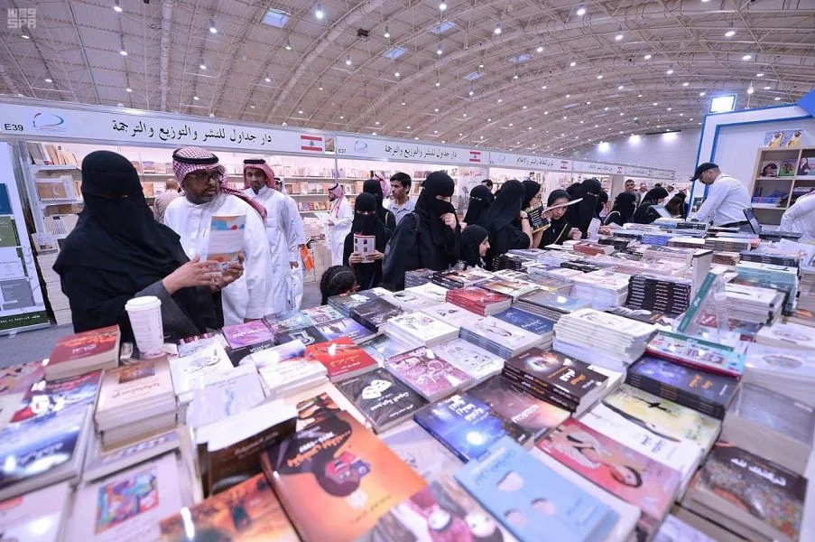لوحات تشكيلية وصور شخصية ورسومات أغلفة الكتب الإبداعية هل ترجمت الحياة الواقعية بالمملكة؟