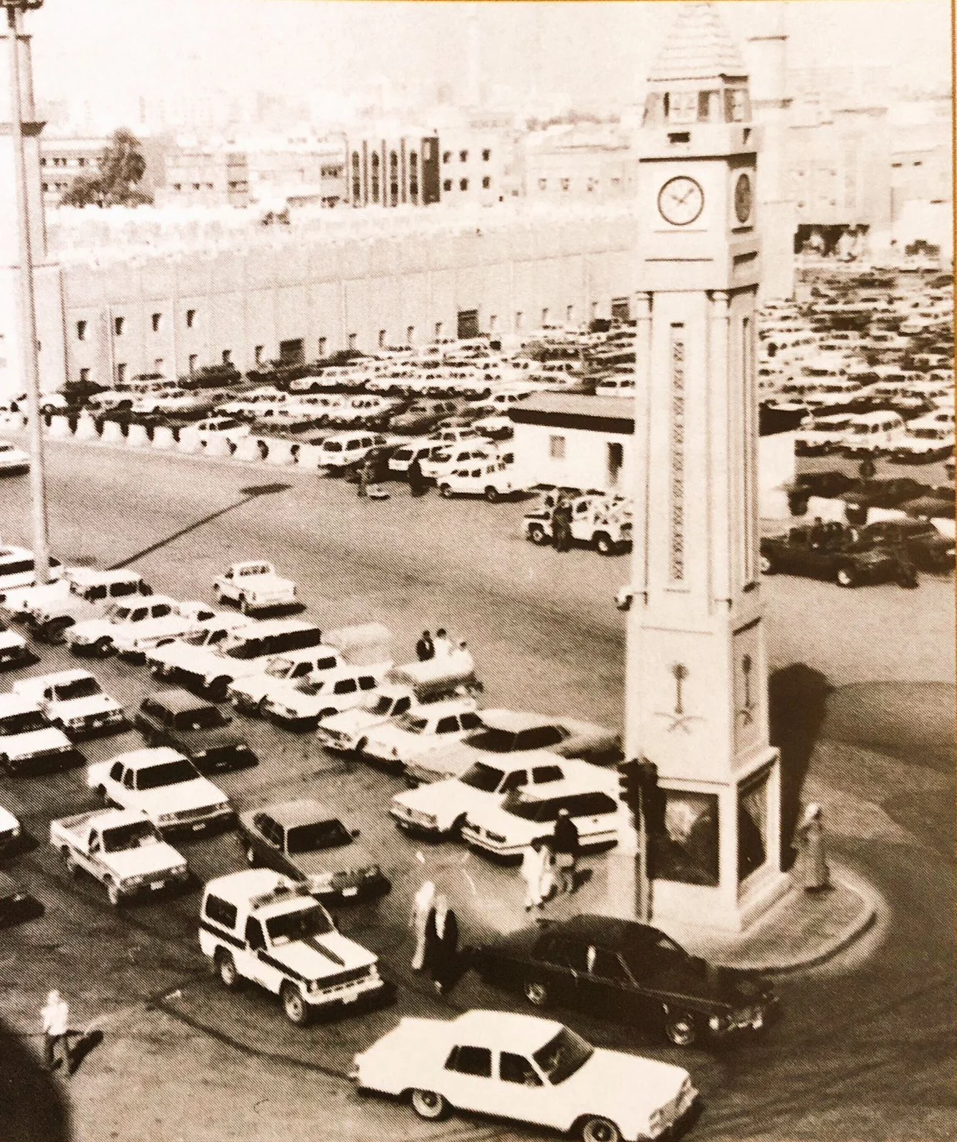 بدأت العمل قبل 57 عاما وأطلق عليها بيج بن الرياض .. " ساعة الصفاة" معلم أثري عريق بالقرب من ساحة قصر الحكم