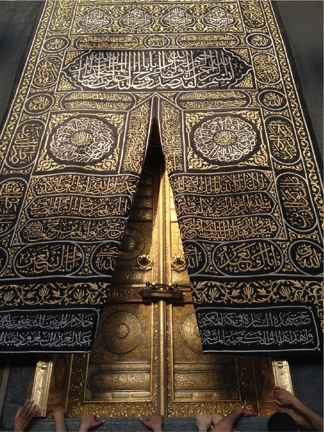A Study Highlights the Aesthetic  of Calligraphic Compositions in the Kaaba Kiswa from a Western Critical Perspective
