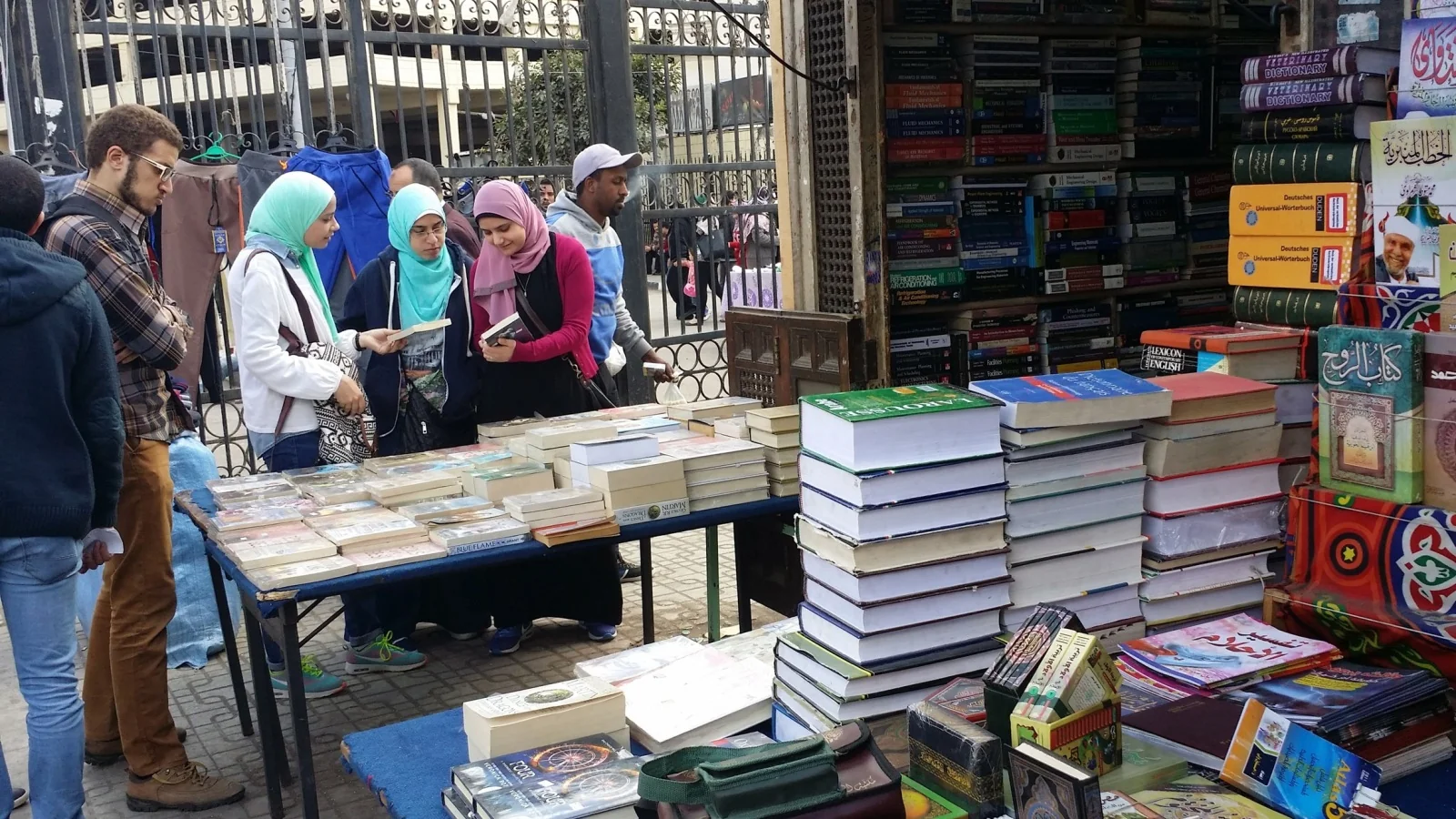 سور الازبكية.. معرض دائم للكتاب عمره تجاوز المائة عام!