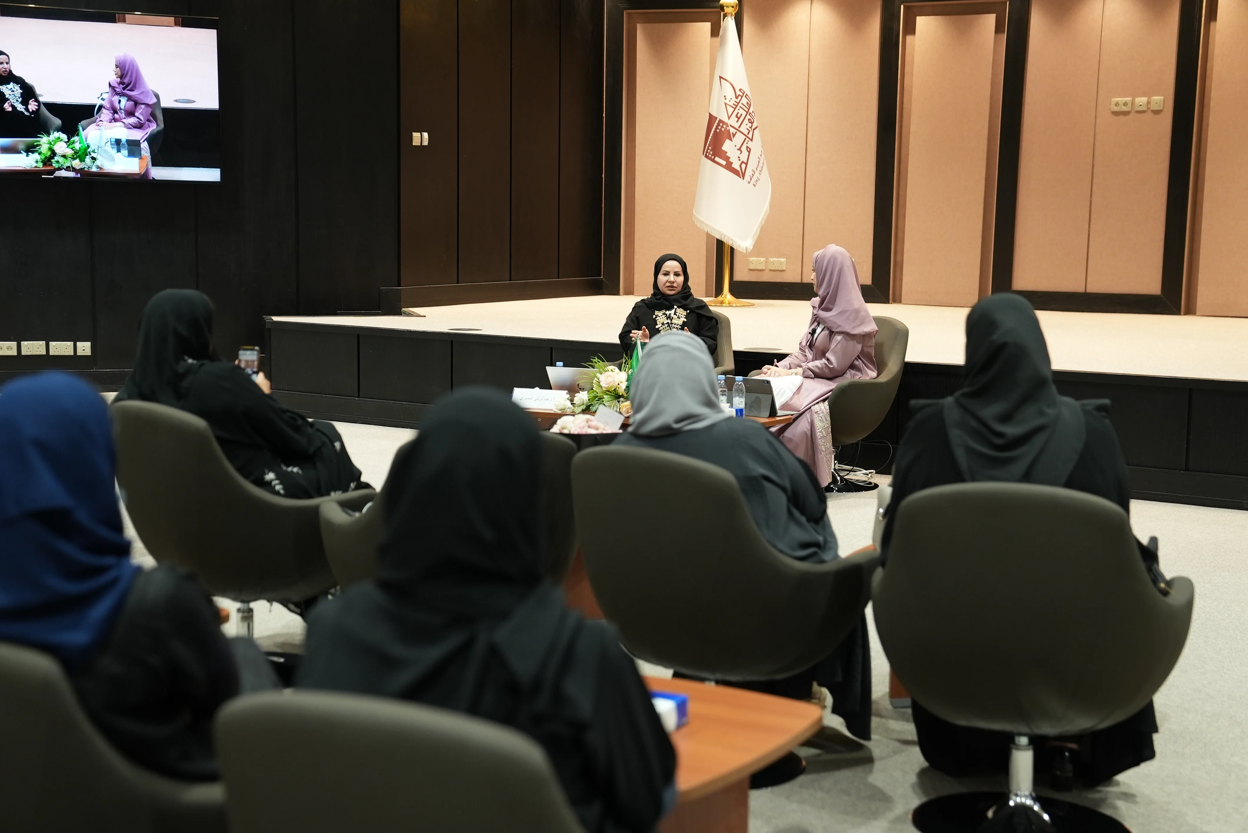صالون أفق يعقد لقاءً بعنوان: \"محطات في الذاكرة\" بمكتبة الملك عبدالعزيز العامة