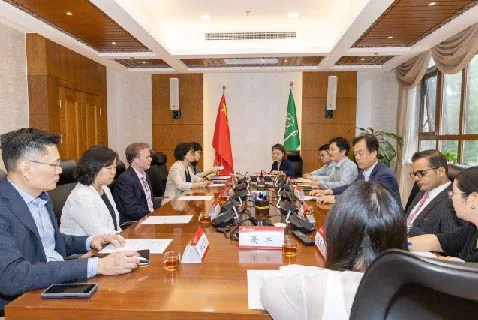 وفد من \"بريل\" يزور مكتبة الملك عبدالعزيز في بكين لتعزيز التعاون المعرفي